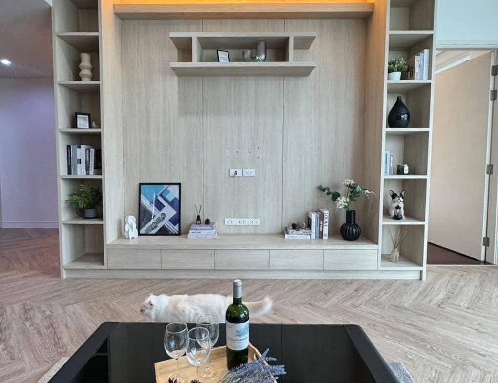 Pet-friendly 2-bedroom condo at Manhattan Chidlom for sale 10.5M THB. Near BTS Chidlom, Central Chidlom, Central World. Unblocked city view.