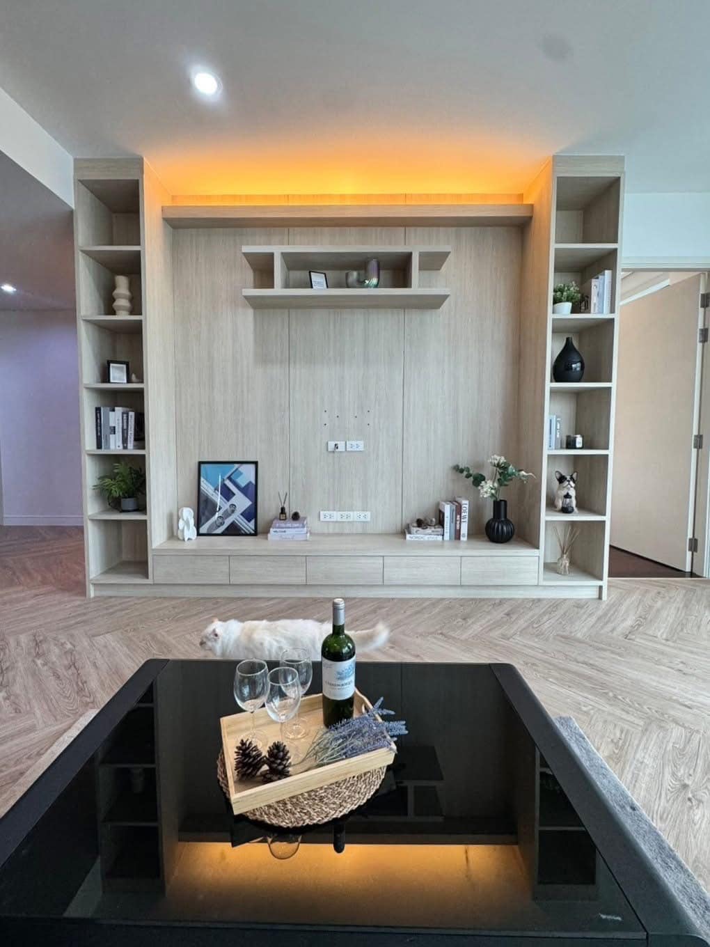 Pet-friendly 2-bedroom condo at Manhattan Chidlom for sale 10.5M THB. Near BTS Chidlom, Central Chidlom, Central World. Unblocked city view.