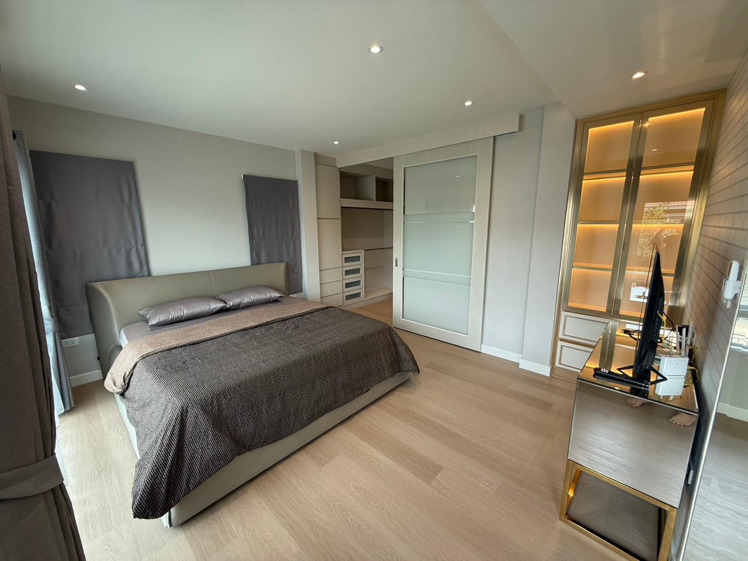 Spacious 3-bedroom house at Life Bangkok Boulevard for rent 58K THB. Fully renovated, modern appliances, gated community. Near Mega Bangna & Airport Link.