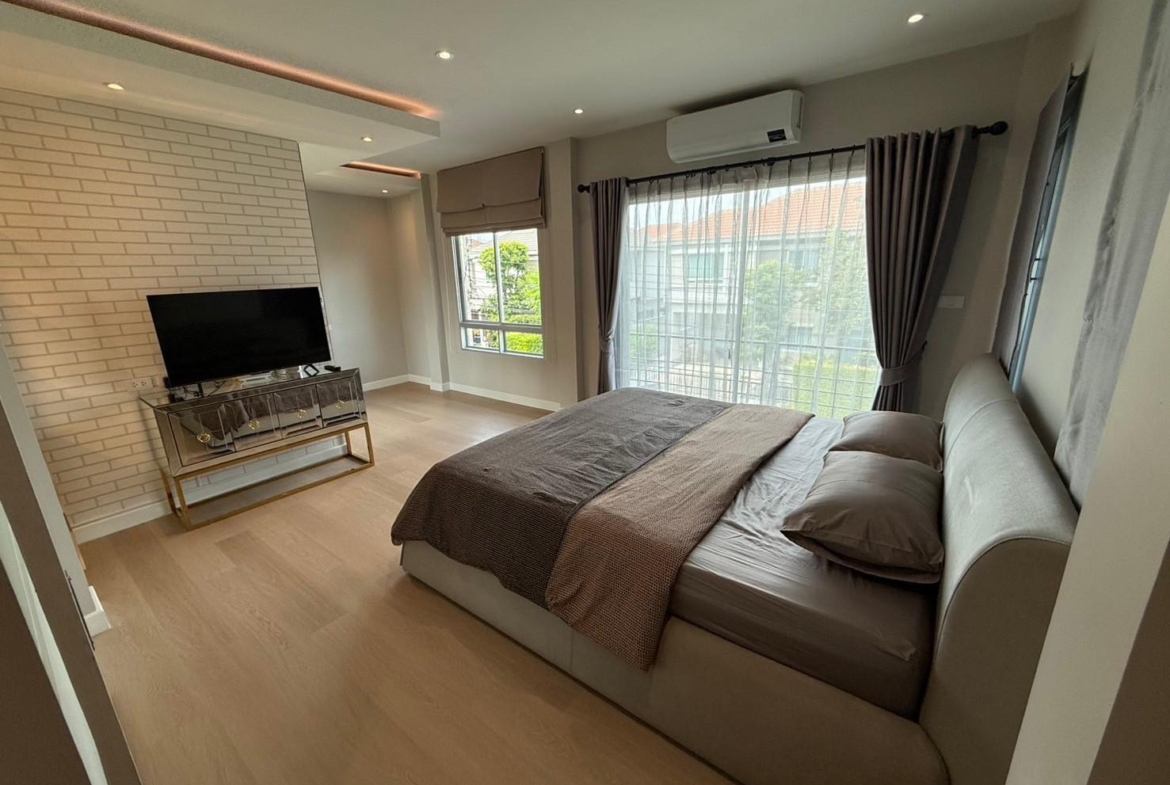 Spacious 3-bedroom house at Life Bangkok Boulevard for rent 58K THB. Fully renovated, modern appliances, gated community. Near Mega Bangna & Airport Link.