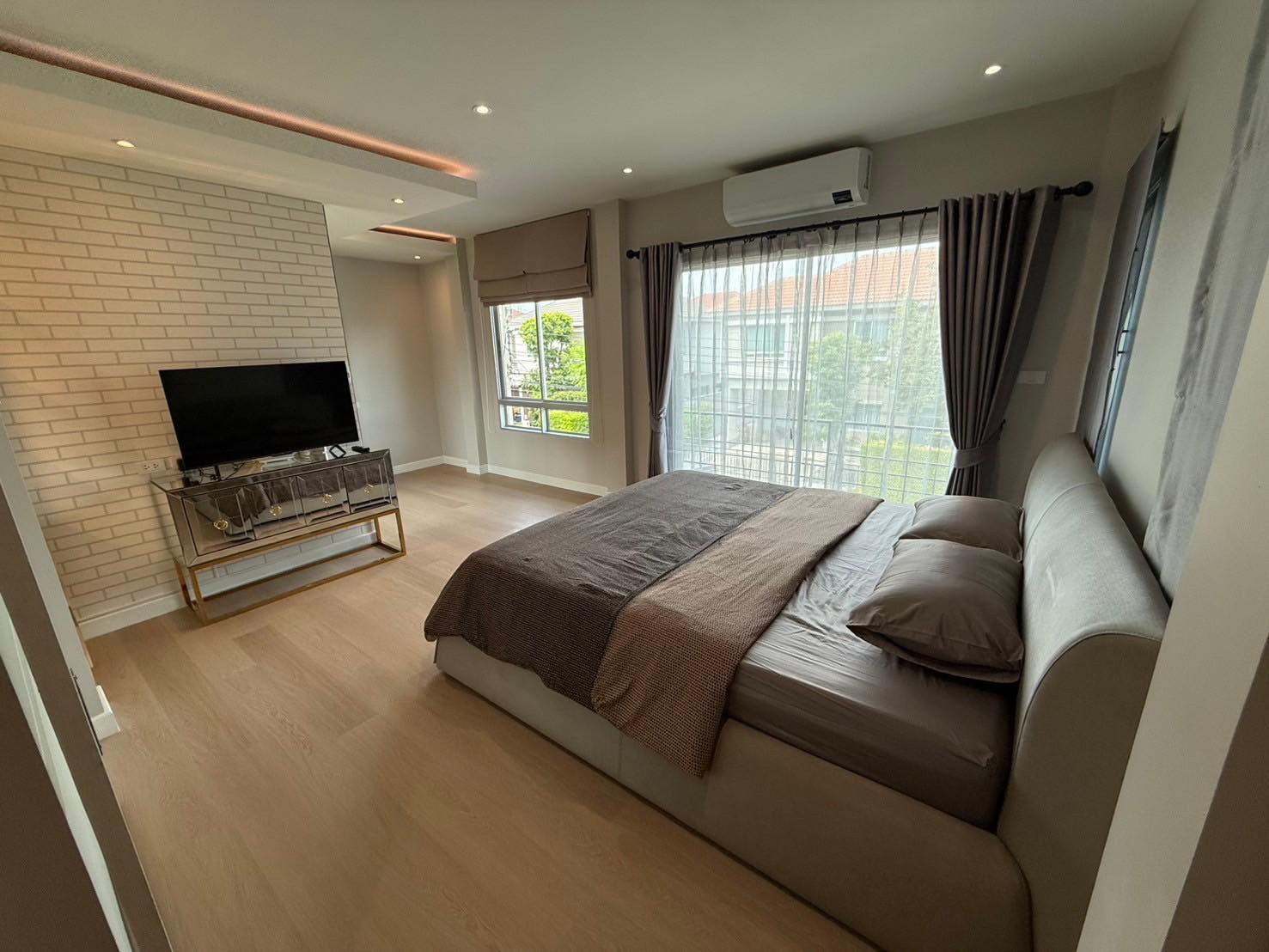Spacious 3-bedroom house at Life Bangkok Boulevard for rent 58K THB. Fully renovated, modern appliances, gated community. Near Mega Bangna & Airport Link.