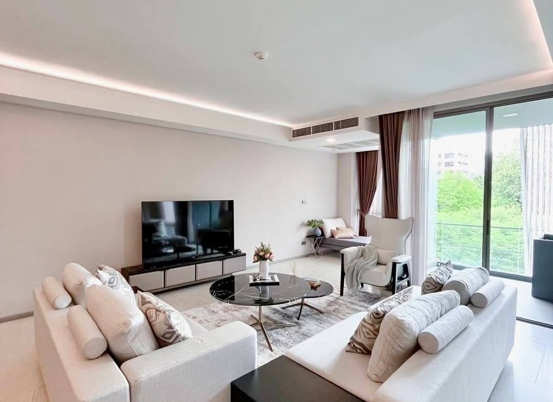 Modern 3-bedroom condo at FYNN Sukhumvit 31. 114 sqm, fully furnished, 4th floor. Near BTS Phrom Phong & The EM District. Rent 105,000 THB/month.