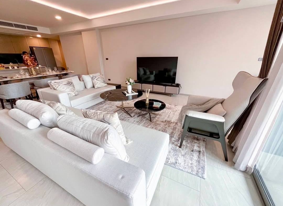Modern 3-bedroom condo at FYNN Sukhumvit 31. 114 sqm, fully furnished, 4th floor. Near BTS Phrom Phong & The EM District. Rent 105,000 THB/month.