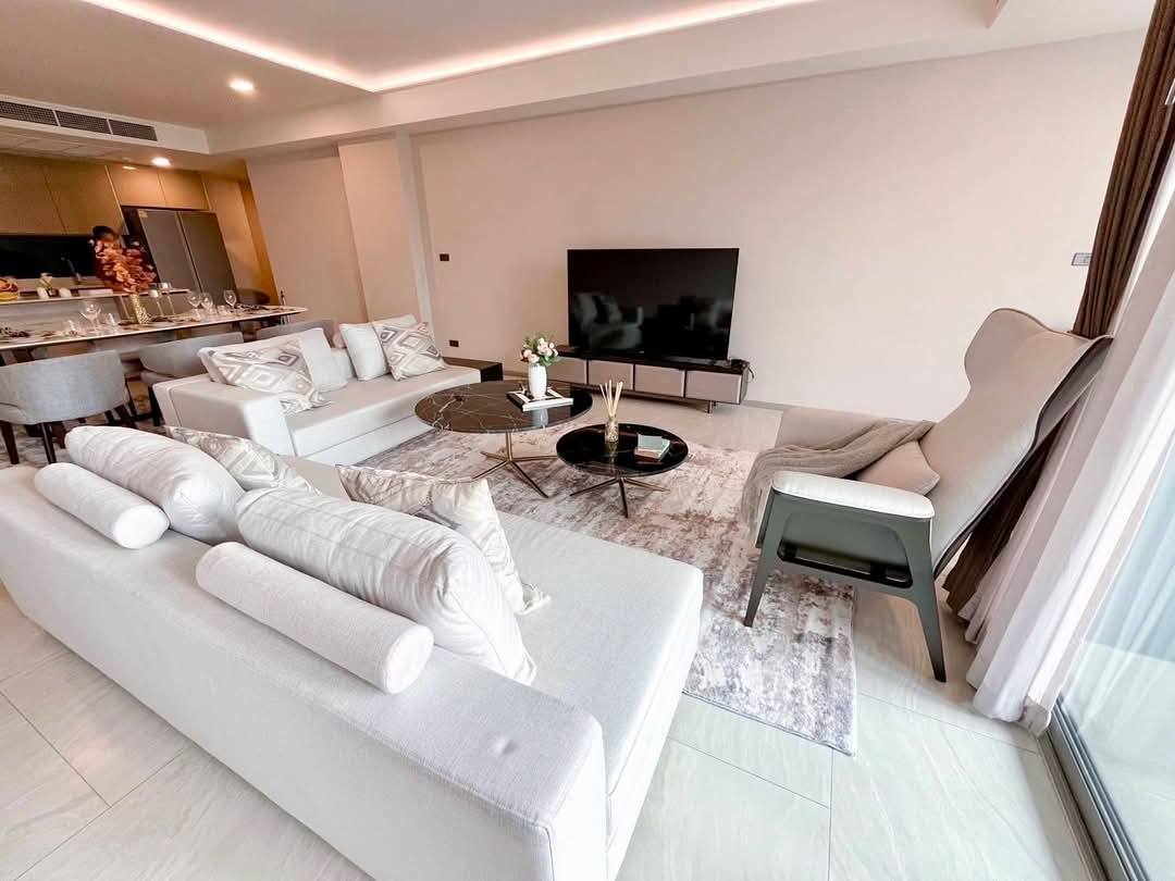 Modern 3-bedroom condo at FYNN Sukhumvit 31. 114 sqm, fully furnished, 4th floor. Near BTS Phrom Phong & The EM District. Rent 105,000 THB/month.