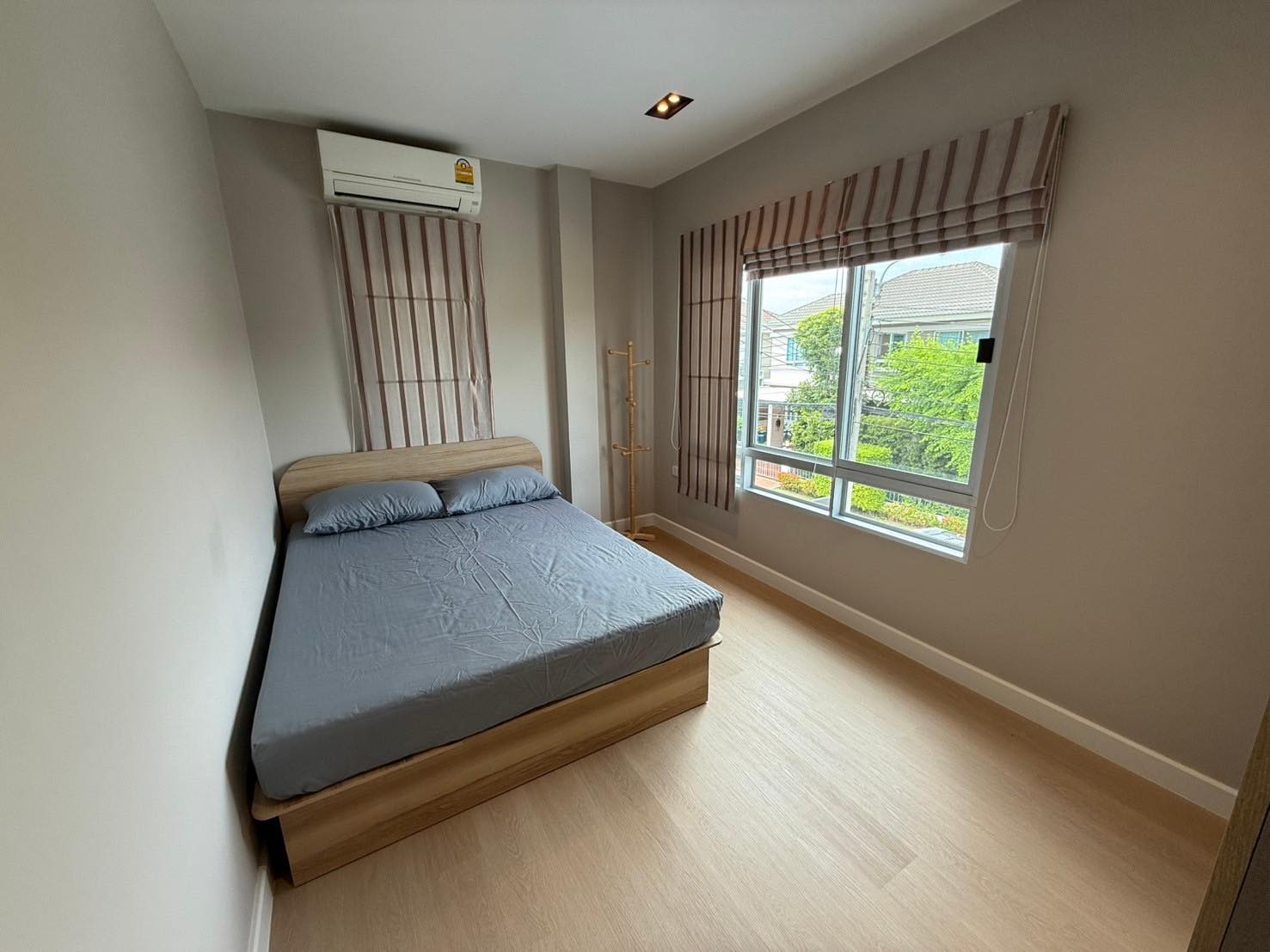 Spacious 3-bedroom house at Life Bangkok Boulevard for rent 58K THB. Fully renovated, modern appliances, gated community. Near Mega Bangna & Airport Link.