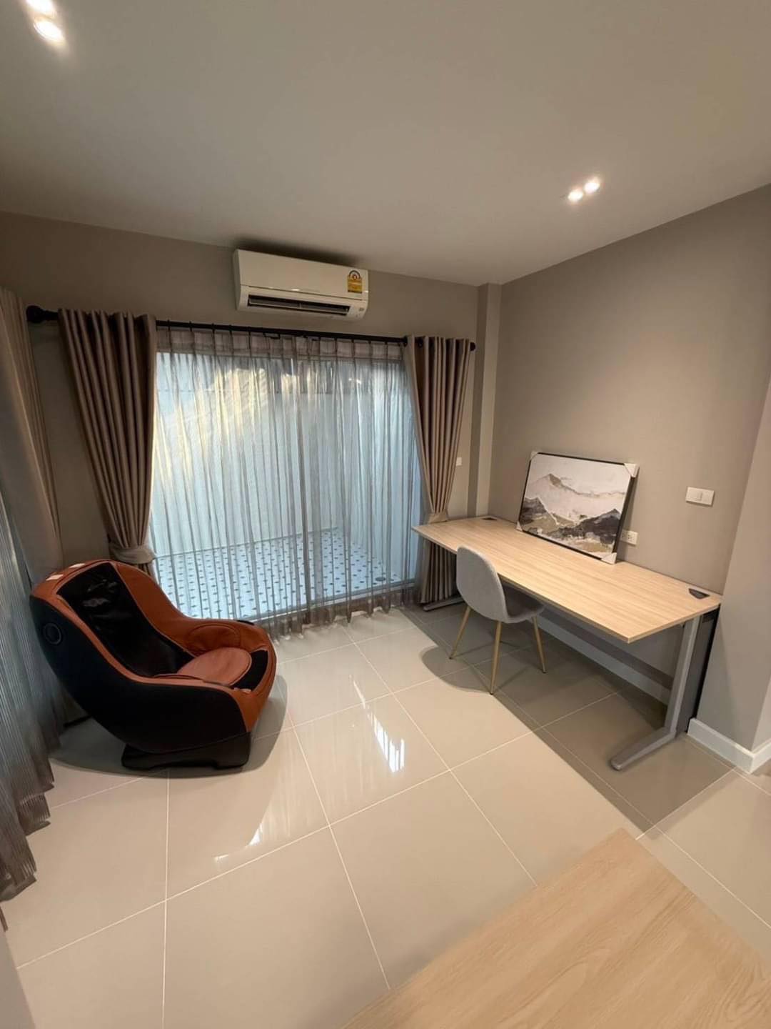 Spacious 3-bedroom house at Life Bangkok Boulevard for rent 58K THB. Fully renovated, modern appliances, gated community. Near Mega Bangna & Airport Link.