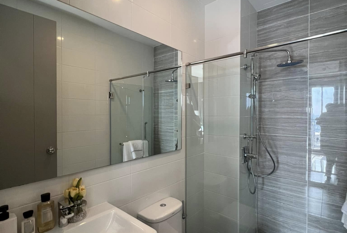 1-bedroom, 27 sqm condo at Knightsbridge Prime Onnut for rent at 21,000 THB/month. High-floor unit with a river view, free shuttle to BTS On Nut, luxury facilities.