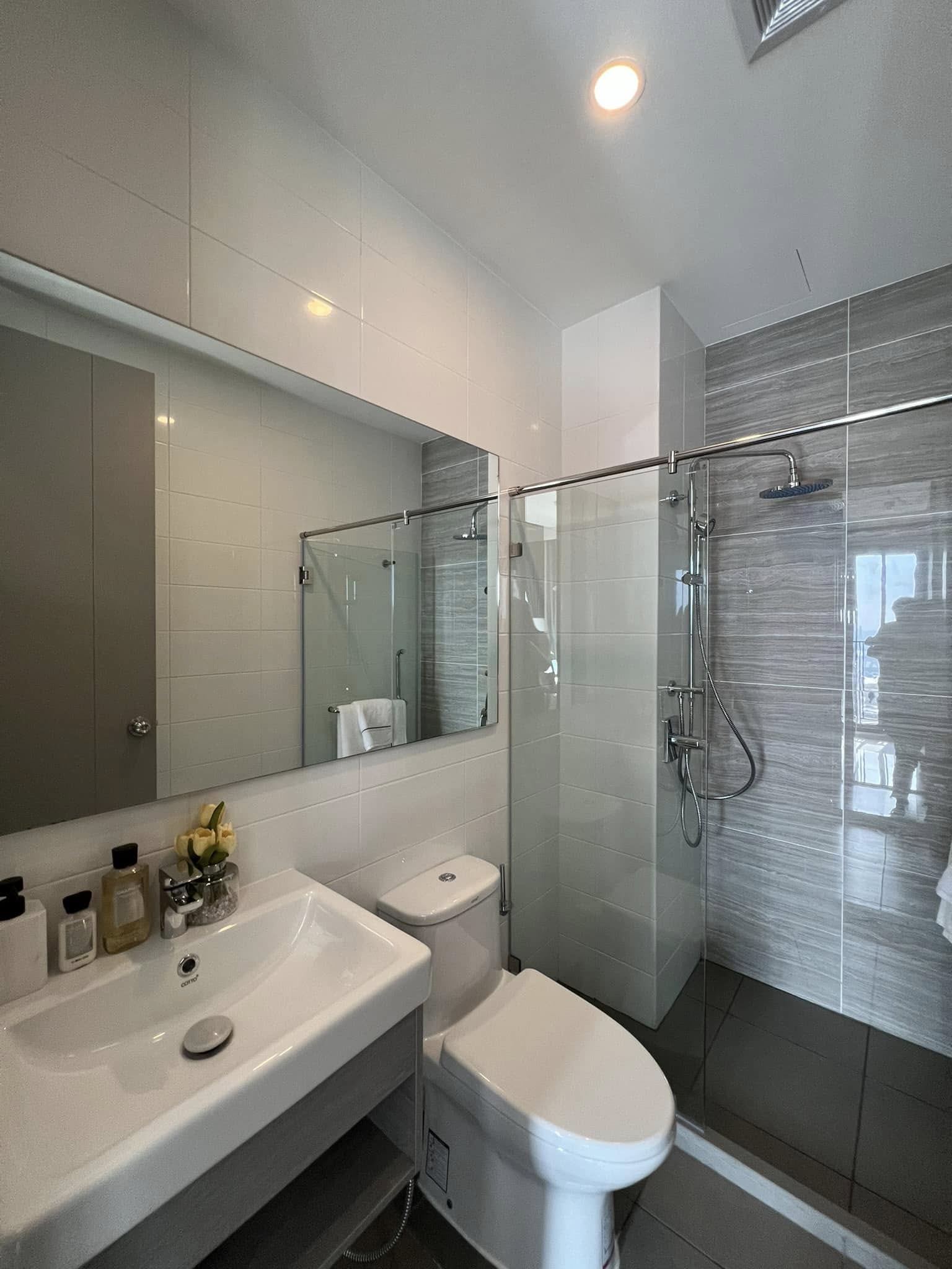 1-bedroom, 27 sqm condo at Knightsbridge Prime Onnut for rent at 21,000 THB/month. High-floor unit with a river view, free shuttle to BTS On Nut, luxury facilities.