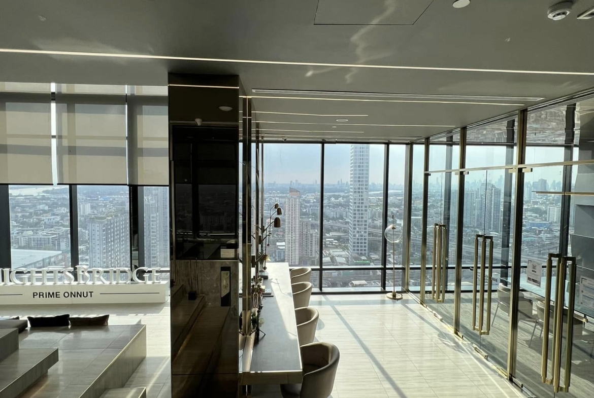 1-bedroom, 27 sqm condo at Knightsbridge Prime Onnut for rent at 21,000 THB/month. High-floor unit with a river view, free shuttle to BTS On Nut, luxury facilities.