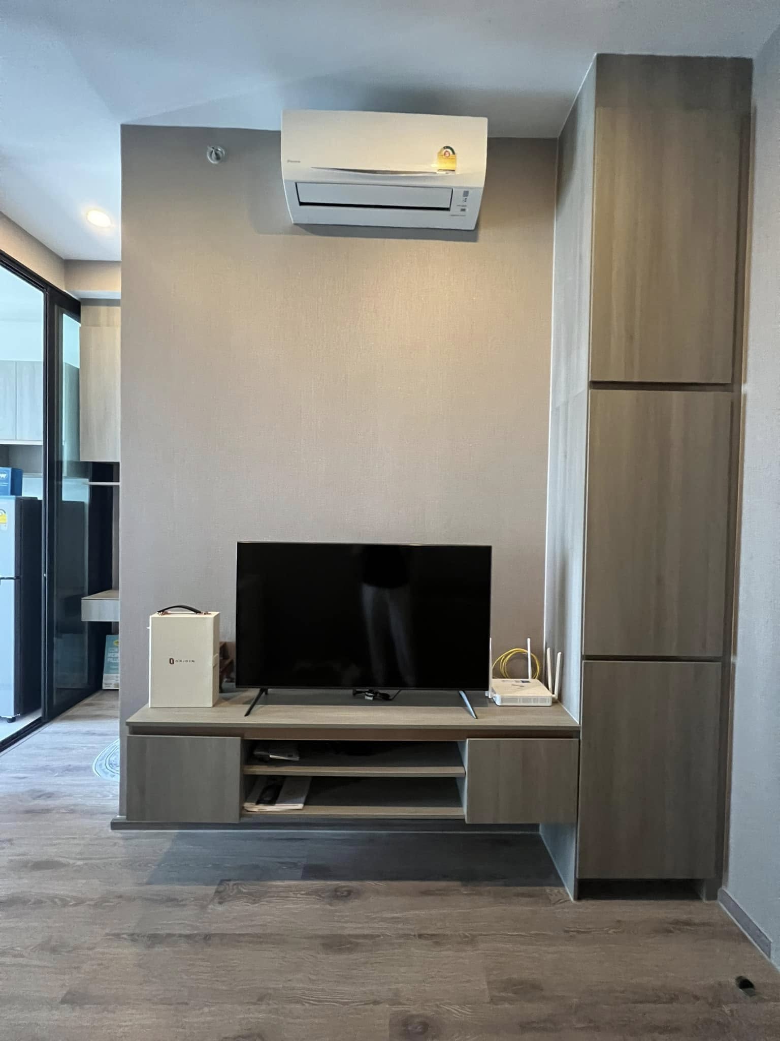 1-bedroom, 27 sqm condo at Knightsbridge Prime Onnut for rent at 21,000 THB/month. High-floor unit with a river view, free shuttle to BTS On Nut, luxury facilities.