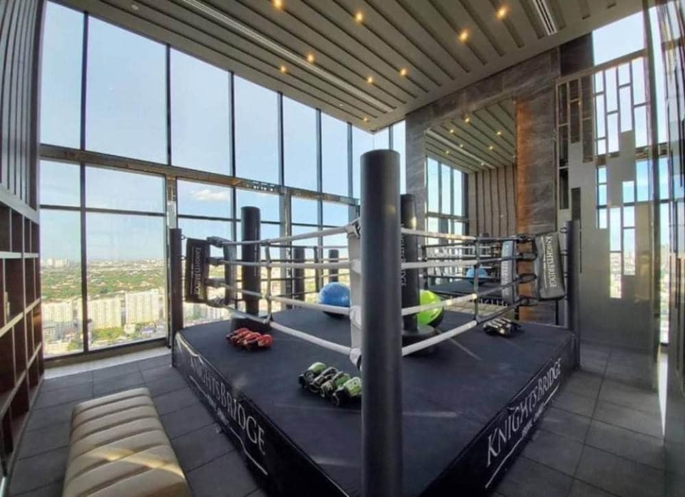 1-bedroom, 27 sqm condo at Knightsbridge Prime Onnut for rent at 21,000 THB/month. High-floor unit with a river view, free shuttle to BTS On Nut, luxury facilities.
