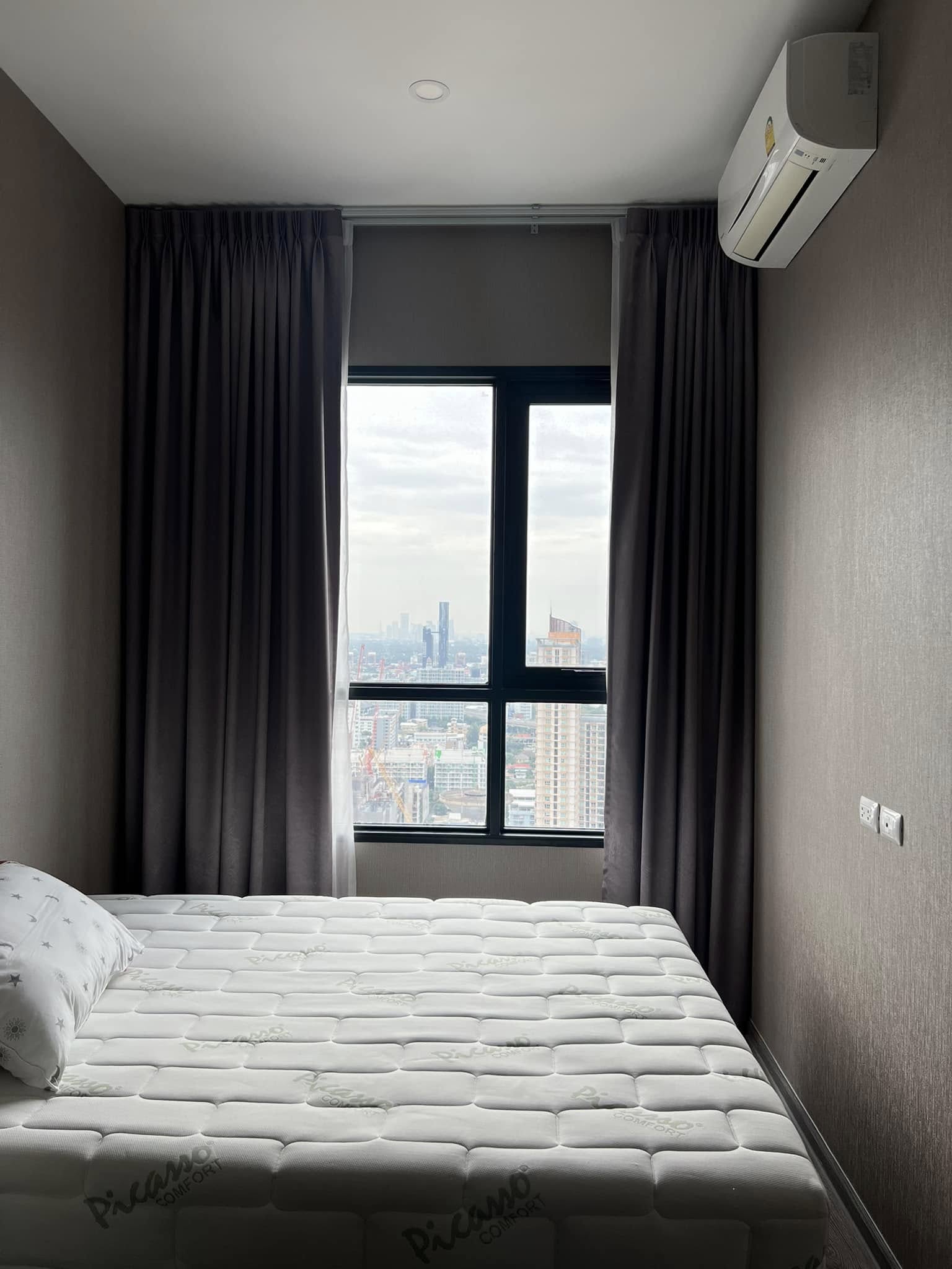 1-bedroom, 27 sqm condo at Knightsbridge Prime Onnut for rent at 21,000 THB/month. High-floor unit with a river view, free shuttle to BTS On Nut, luxury facilities.