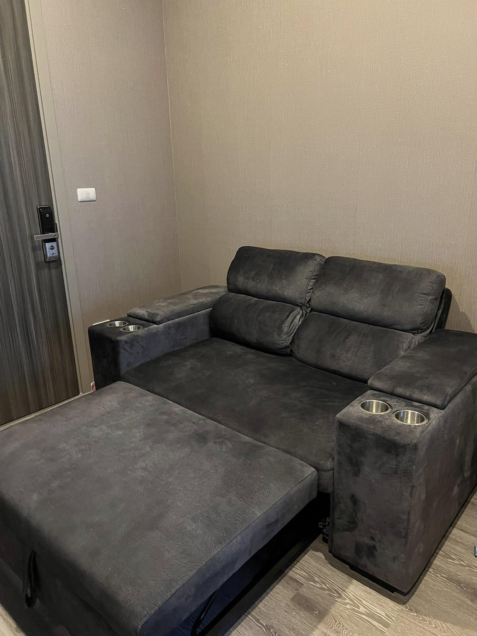 1-bedroom, 27 sqm condo at Knightsbridge Prime Onnut for rent at 21,000 THB/month. High-floor unit with a river view, free shuttle to BTS On Nut, luxury facilities.