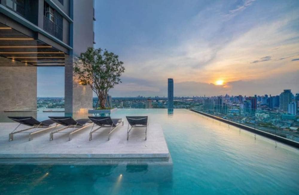 1-bedroom, 27 sqm condo at Knightsbridge Prime Onnut for rent at 21,000 THB/month. High-floor unit with a river view, free shuttle to BTS On Nut, luxury facilities.