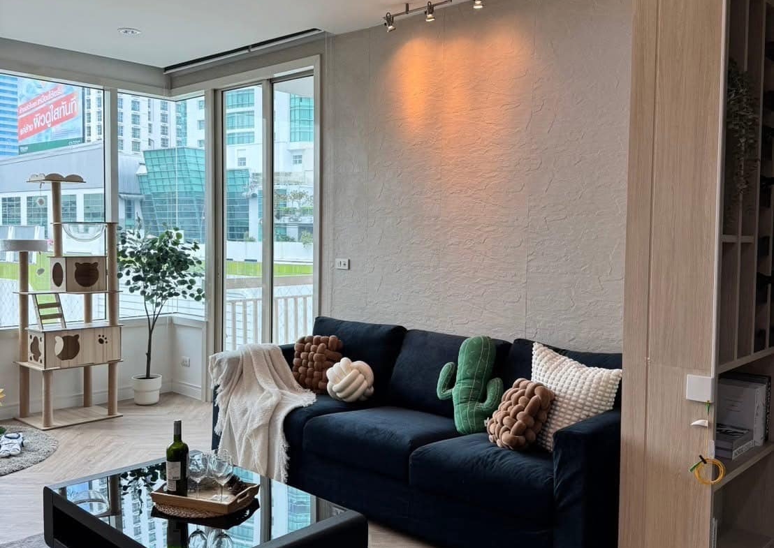 Pet-friendly 2-bedroom condo at Manhattan Chidlom for sale 10.5M THB. Near BTS Chidlom, Central Chidlom, Central World. Unblocked city view.