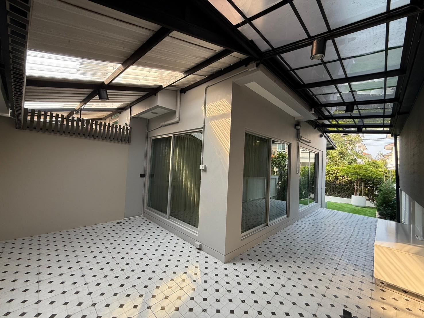 Spacious 3-bedroom house at Life Bangkok Boulevard for rent 58K THB. Fully renovated, modern appliances, gated community. Near Mega Bangna & Airport Link.
