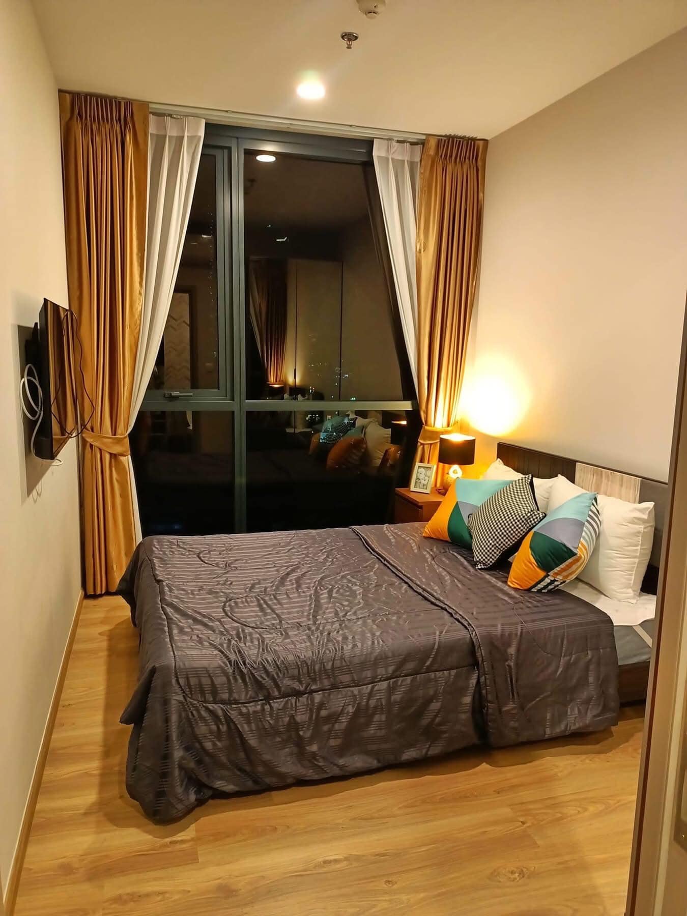 1-bedroom, 27 sqm condo at OKA HAUS Sukhumvit 36 for rent at 22,000 THB/month. High-floor unit with great privacy, free shuttle to BTS Thong Lo.