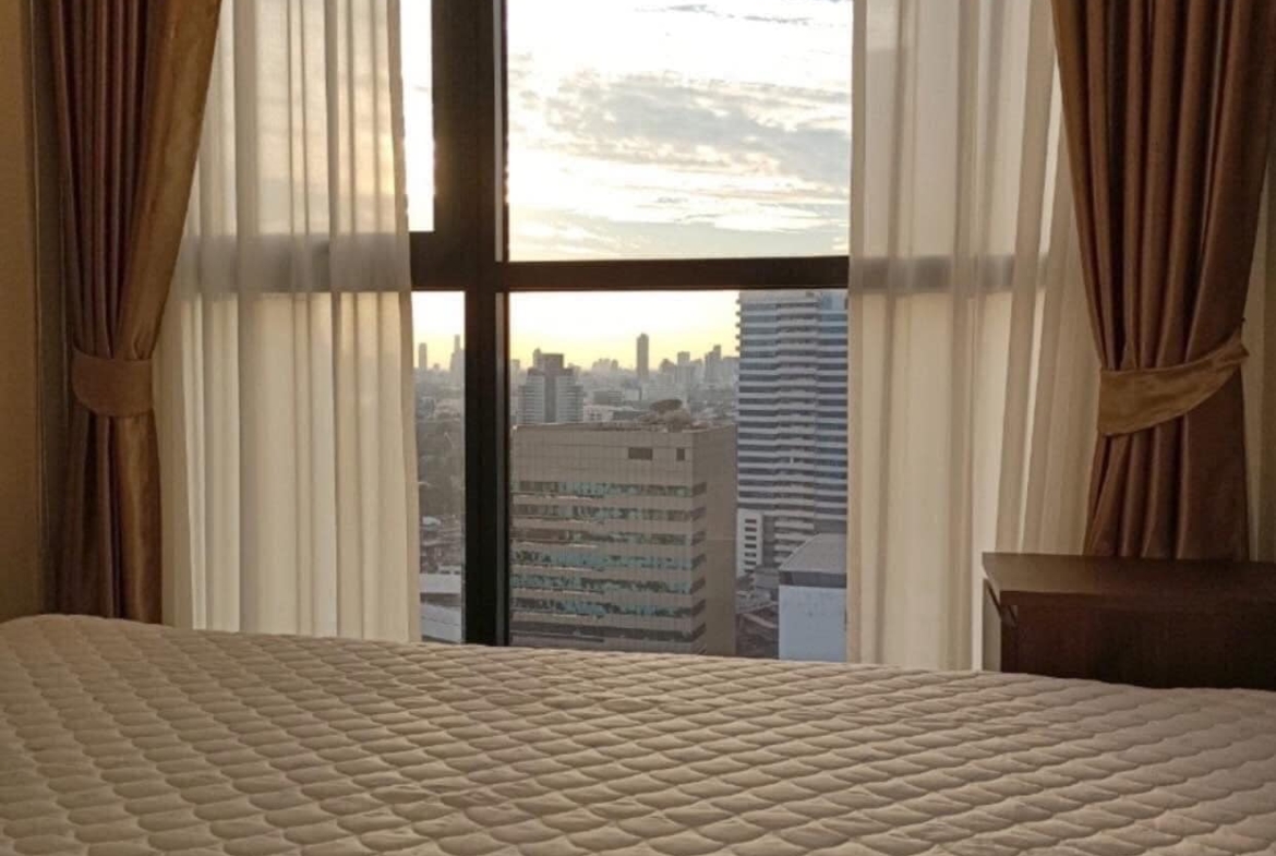 1-bedroom, 27 sqm condo at OKA HAUS Sukhumvit 36 for rent at 22,000 THB/month. High-floor unit with great privacy, free shuttle to BTS Thong Lo.