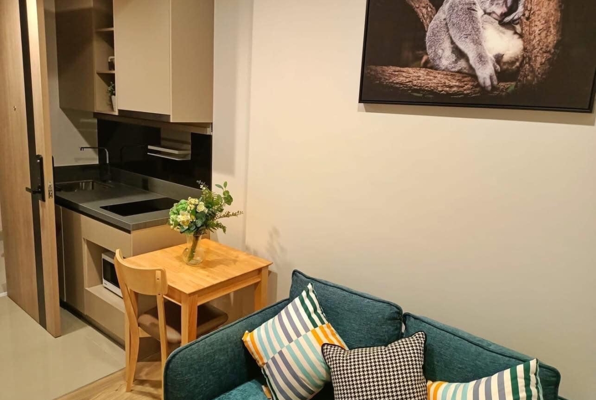 1-bedroom, 27 sqm condo at OKA HAUS Sukhumvit 36 for rent at 22,000 THB/month. High-floor unit with great privacy, free shuttle to BTS Thong Lo.