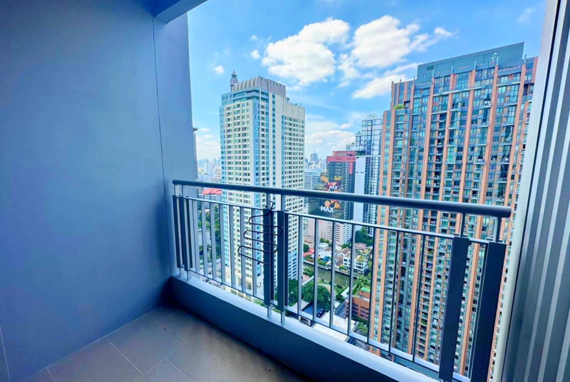 Stylish 1-bedroom condo at The Address Asoke, 45.02 sqm, 33rd floor, prime Asoke location. Fully furnished, top facilities, near MRT. For sale at 6.5MB.