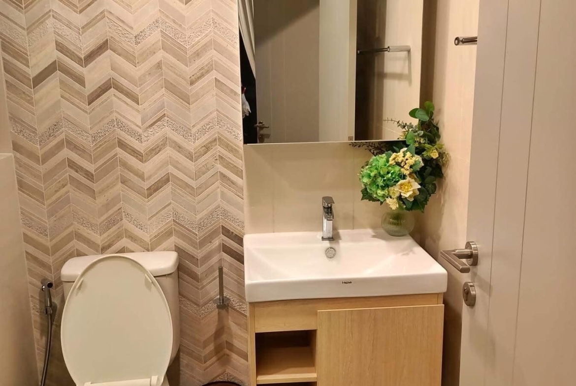 1-bedroom, 27 sqm condo at OKA HAUS Sukhumvit 36 for rent at 22,000 THB/month. High-floor unit with great privacy, free shuttle to BTS Thong Lo.