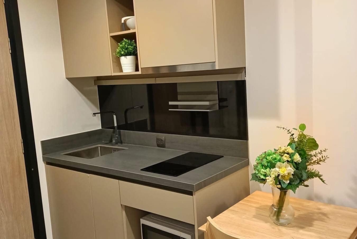 1-bedroom, 27 sqm condo at OKA HAUS Sukhumvit 36 for rent at 22,000 THB/month. High-floor unit with great privacy, free shuttle to BTS Thong Lo.