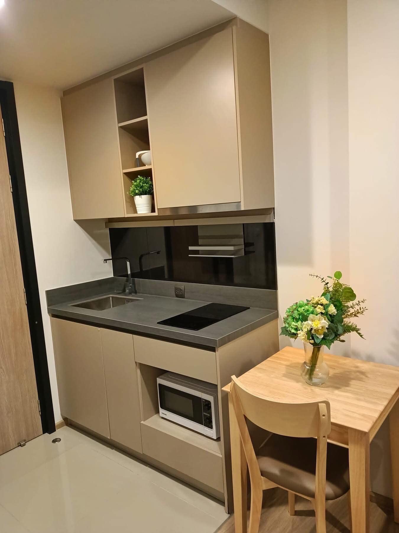 1-bedroom, 27 sqm condo at OKA HAUS Sukhumvit 36 for rent at 22,000 THB/month. High-floor unit with great privacy, free shuttle to BTS Thong Lo.