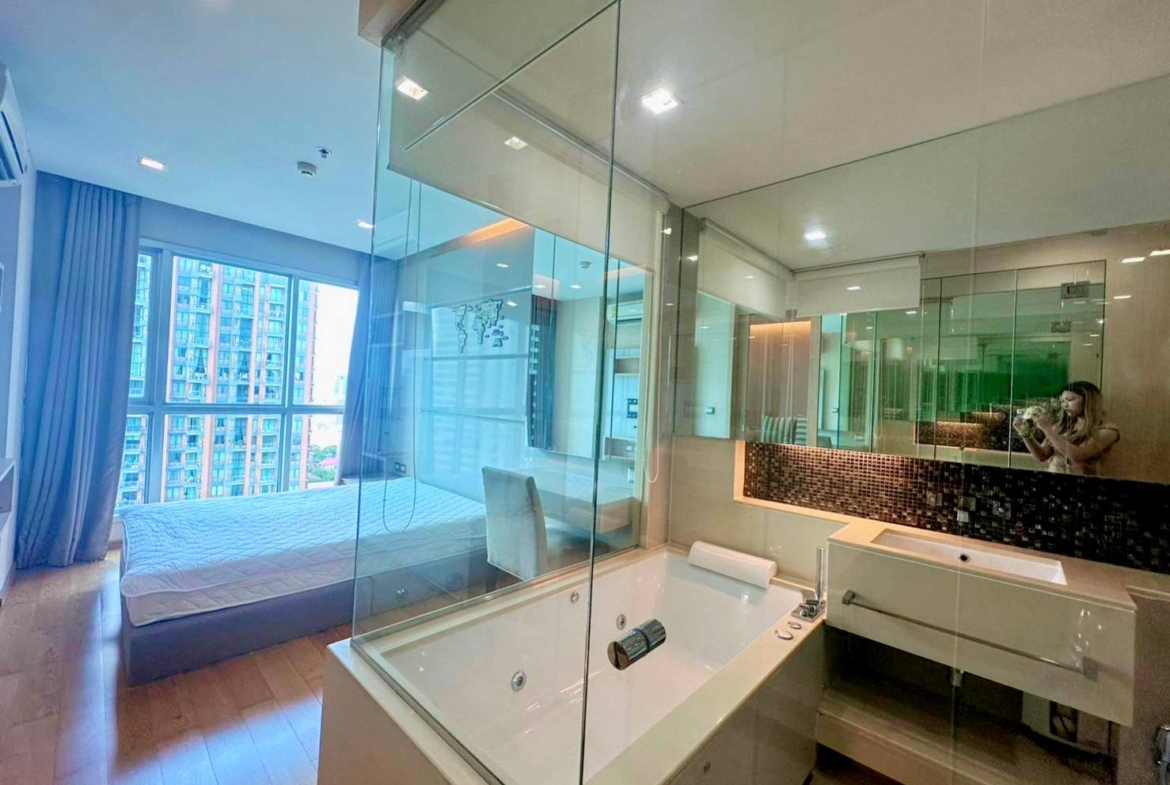 Stylish 1-bedroom condo at The Address Asoke, 45.02 sqm, 33rd floor, prime Asoke location. Fully furnished, top facilities, near MRT. For sale at 6.5MB.