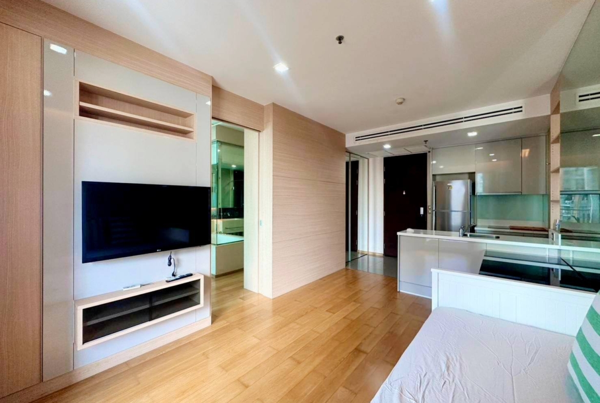 Stylish 1-bedroom condo at The Address Asoke, 45.02 sqm, 33rd floor, prime Asoke location. Fully furnished, top facilities, near MRT. For sale at 6.5MB.
