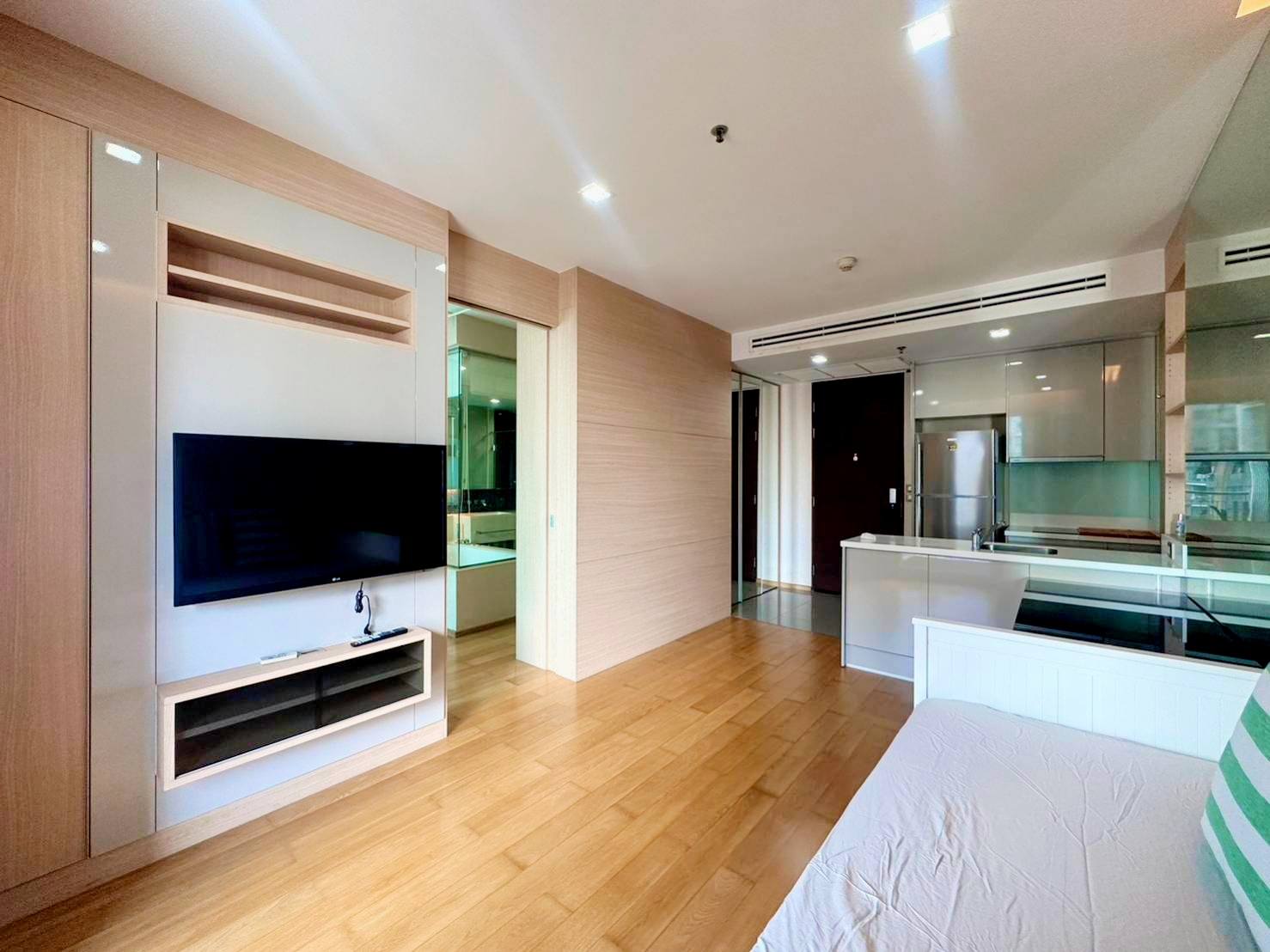 Stylish 1-bedroom condo at The Address Asoke, 45.02 sqm, 33rd floor, prime Asoke location. Fully furnished, top facilities, near MRT. For sale at 6.5MB.