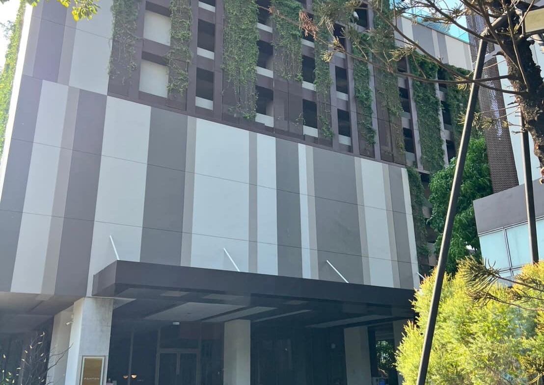 Spacious 2-bed 74.25 SQM condo at Ashton Morph 38. Pet-friendly, luxury high-rise near BTS Thong Lo. Sale 13M THB. Contact now for a private viewing!