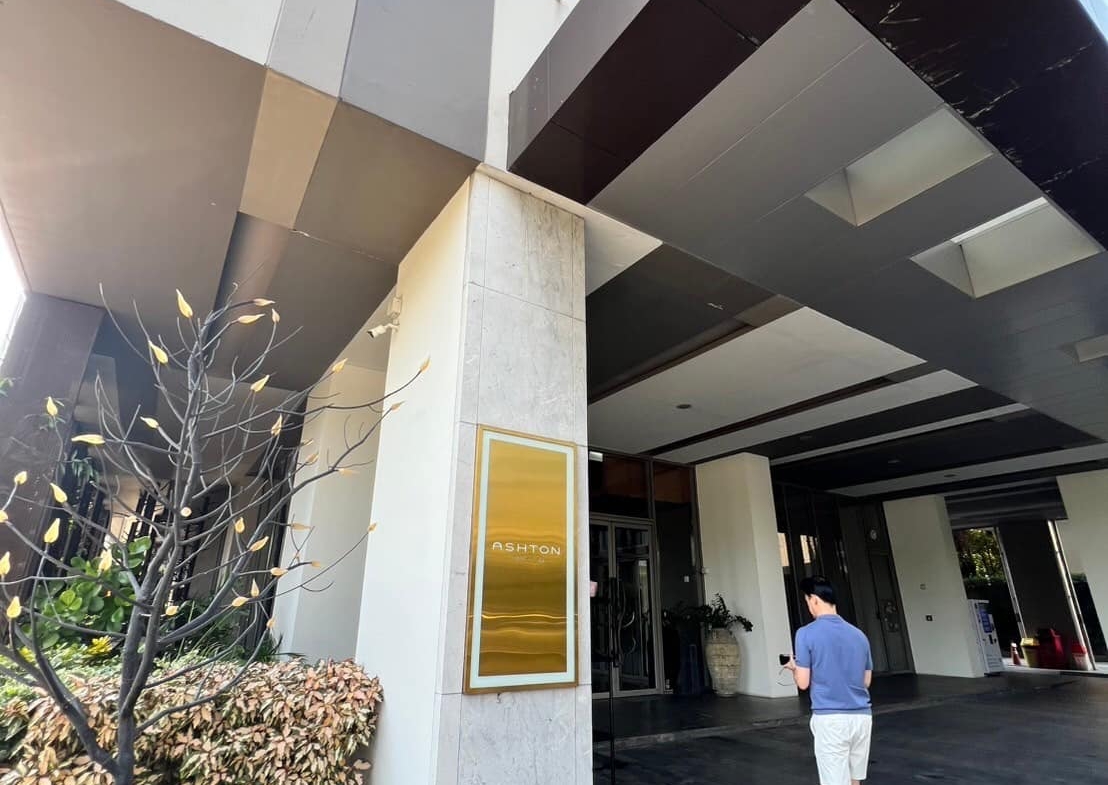 Spacious 2-bed 74.25 SQM condo at Ashton Morph 38. Pet-friendly, luxury high-rise near BTS Thong Lo. Sale 13M THB. Contact now for a private viewing!
