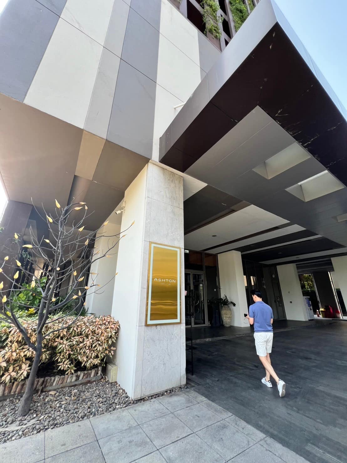 Spacious 2-bed 74.25 SQM condo at Ashton Morph 38. Pet-friendly, luxury high-rise near BTS Thong Lo. Sale 13M THB. Contact now for a private viewing!