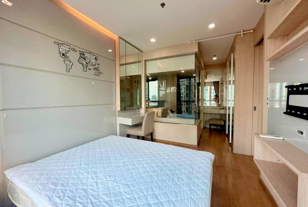 Stylish 1-bedroom condo at The Address Asoke, 45.02 sqm, 33rd floor, prime Asoke location. Fully furnished, top facilities, near MRT. For sale at 6.5MB.