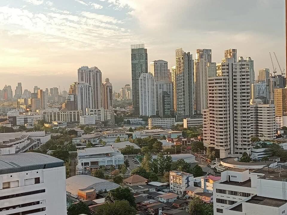 1-bedroom, 27 sqm condo at OKA HAUS Sukhumvit 36 for rent at 22,000 THB/month. High-floor unit with great privacy, free shuttle to BTS Thong Lo.