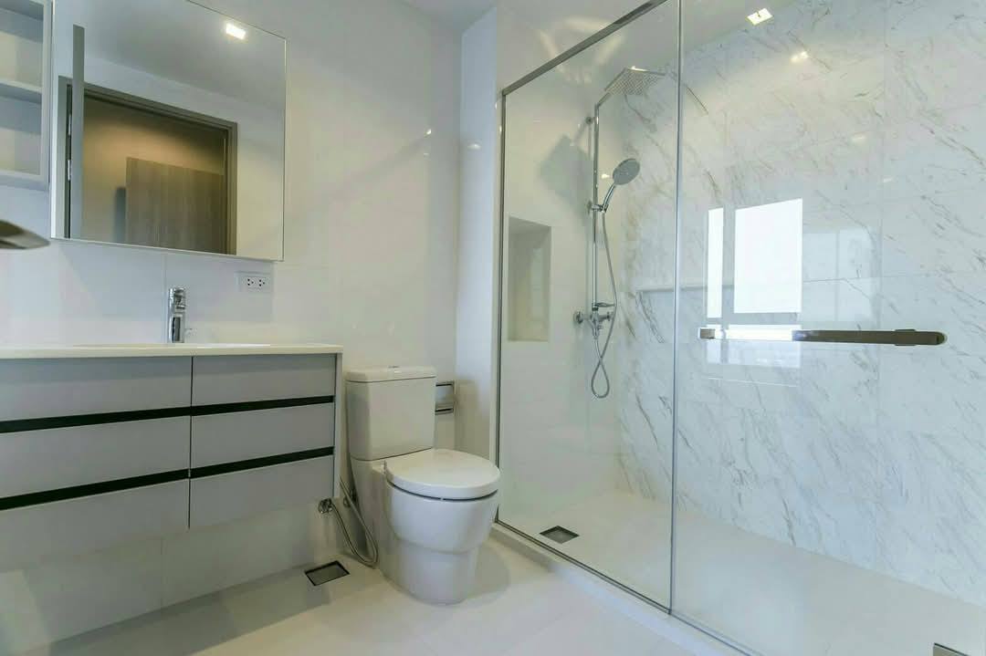 Luxury 1-bedroom, 2-bathroom duplex condo at HQ Thonglor for rent at 55,000 THB/month. High floor, fully furnished, top amenities, and near BTS Thong Lo.