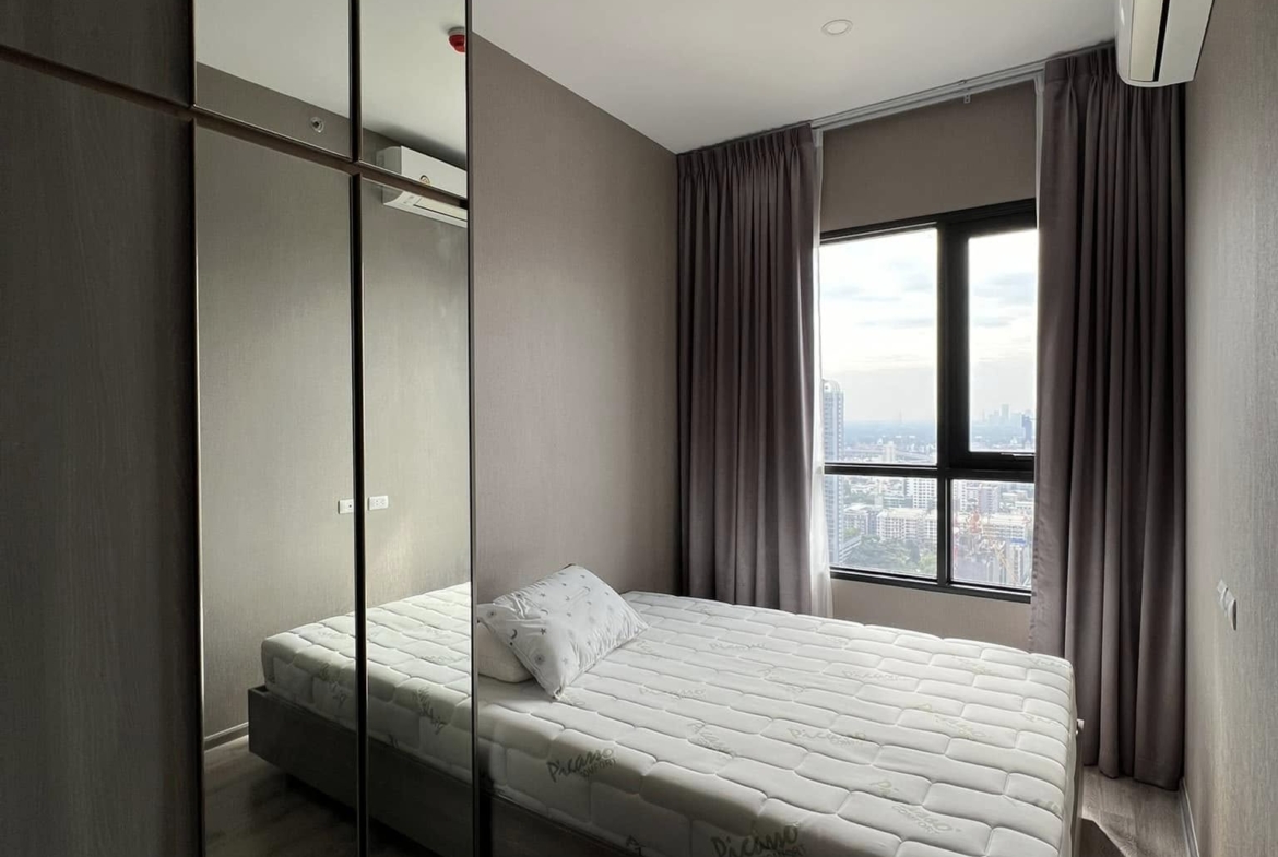 1-bedroom, 27 sqm condo at Knightsbridge Prime Onnut for rent at 21,000 THB/month. High-floor unit with a river view, free shuttle to BTS On Nut, luxury facilities.