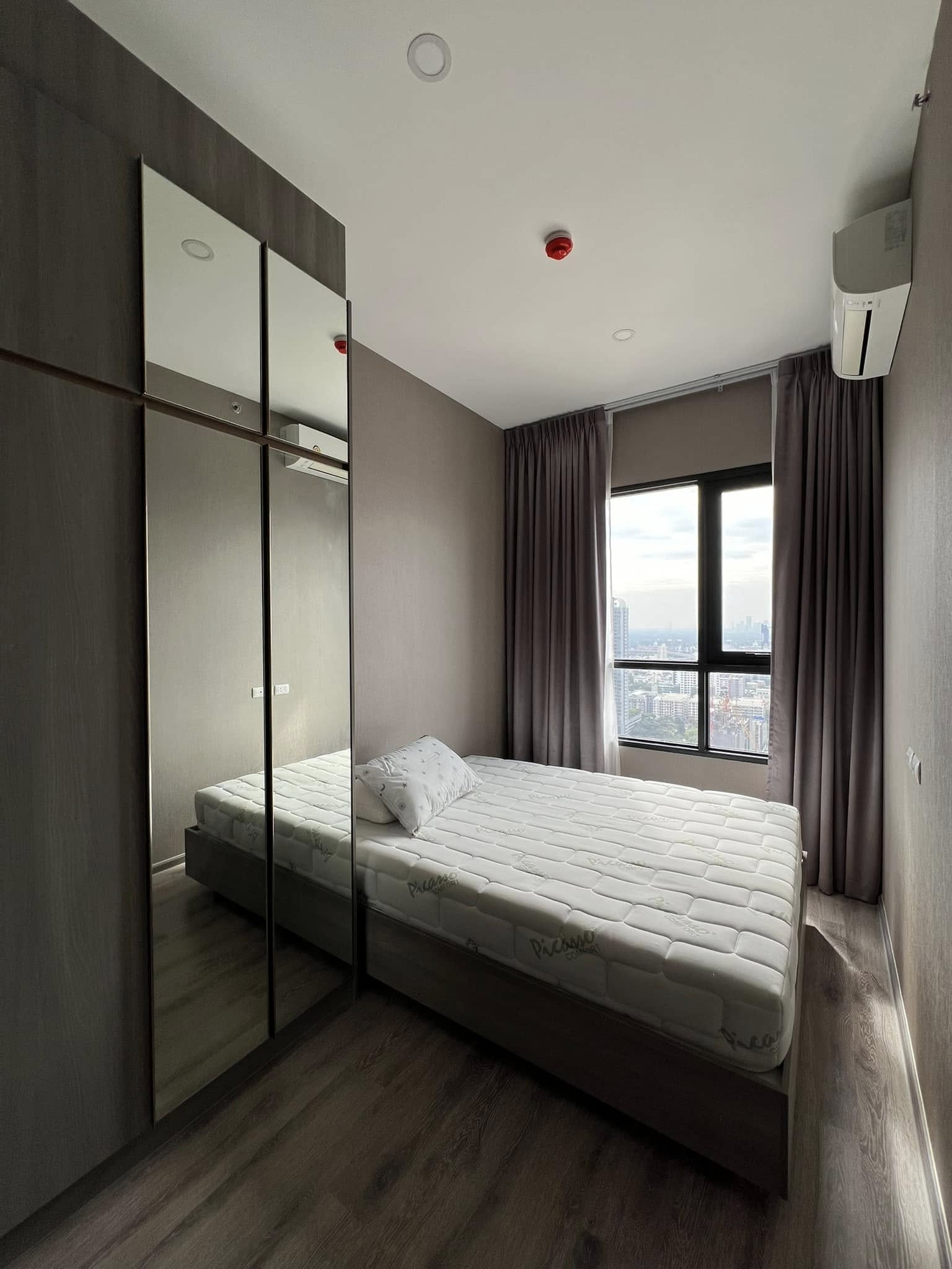 1-bedroom, 27 sqm condo at Knightsbridge Prime Onnut for rent at 21,000 THB/month. High-floor unit with a river view, free shuttle to BTS On Nut, luxury facilities.