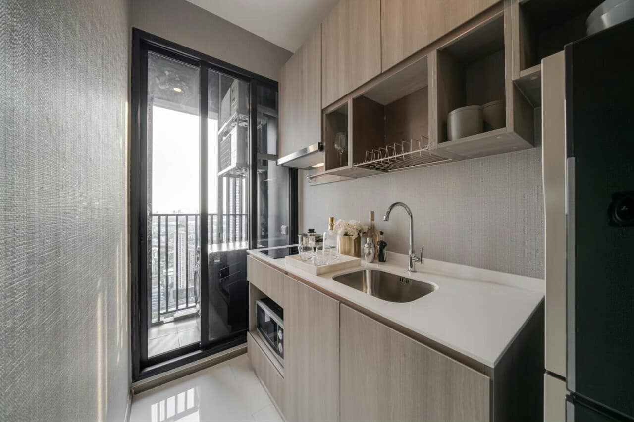 1-bedroom, 27 sqm condo at Knightsbridge Prime Onnut for rent at 21,000 THB/month. High-floor unit with a river view, free shuttle to BTS On Nut, luxury facilities.