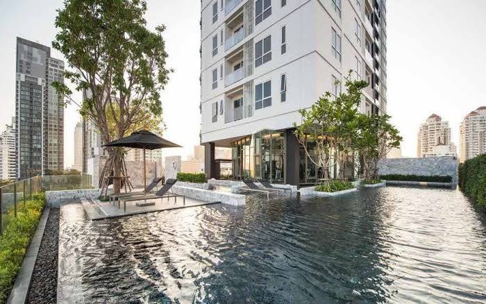 Luxury 1-bedroom, 2-bathroom duplex condo at HQ Thonglor for rent at 55,000 THB/month. High floor, fully furnished, top amenities, and near BTS Thong Lo.