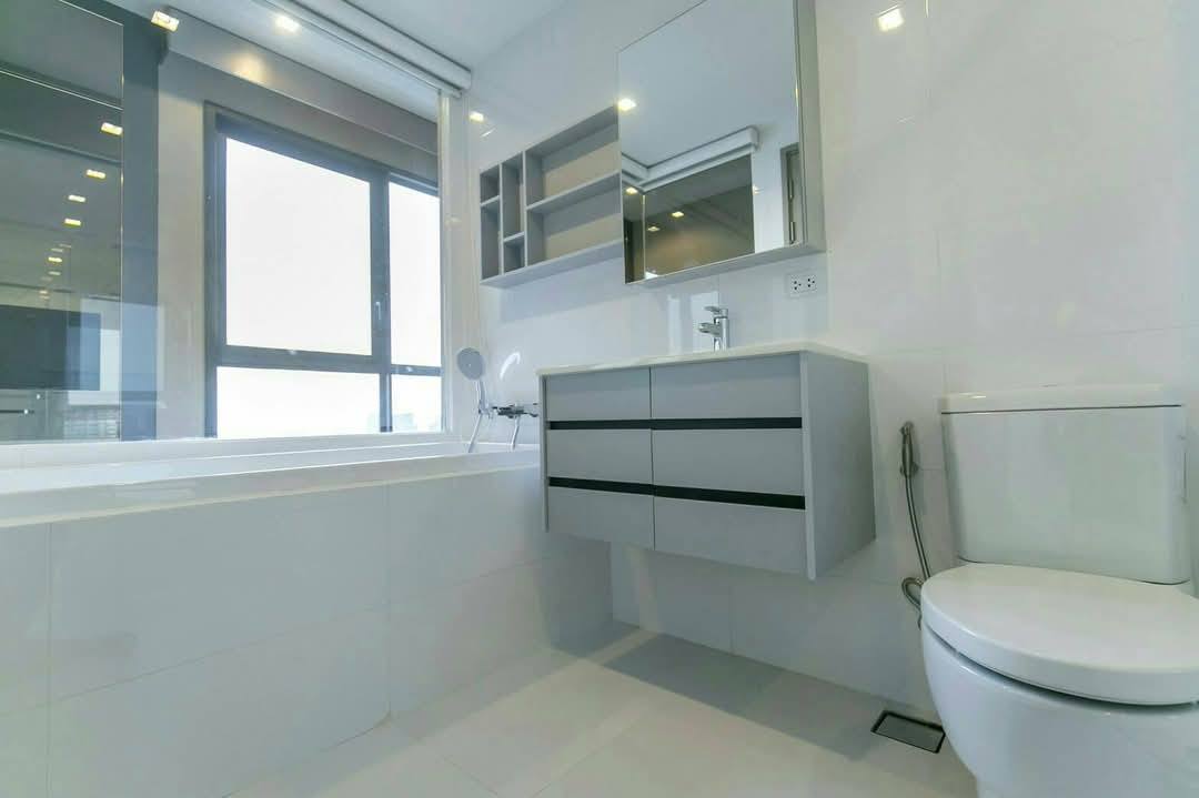 Luxury 1-bedroom, 2-bathroom duplex condo at HQ Thonglor for rent at 55,000 THB/month. High floor, fully furnished, top amenities, and near BTS Thong Lo.