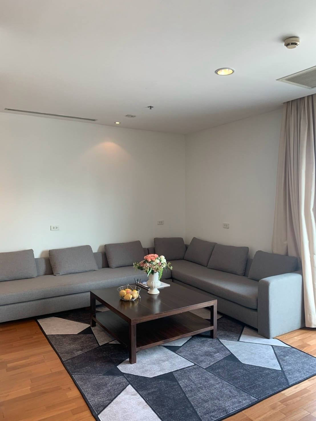 5-Bed, 4-Bath, 385 sqm Duplex Penthouse at Royal Residence Park for Rent near Lumphini MRT, 250,000 THB/month