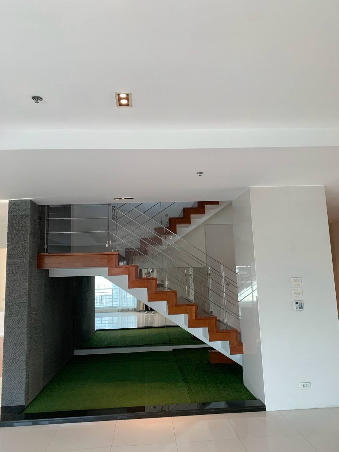 5-Bed, 4-Bath, 385 sqm Duplex Penthouse at Royal Residence Park for Rent near Lumphini MRT, 250,000 THB/month