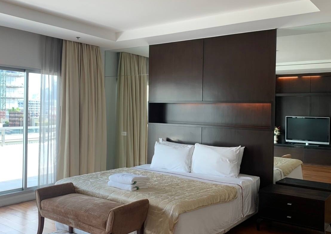 5-Bed, 4-Bath, 385 sqm Duplex Penthouse at Royal Residence Park for Rent near Lumphini MRT, 250,000 THB/month