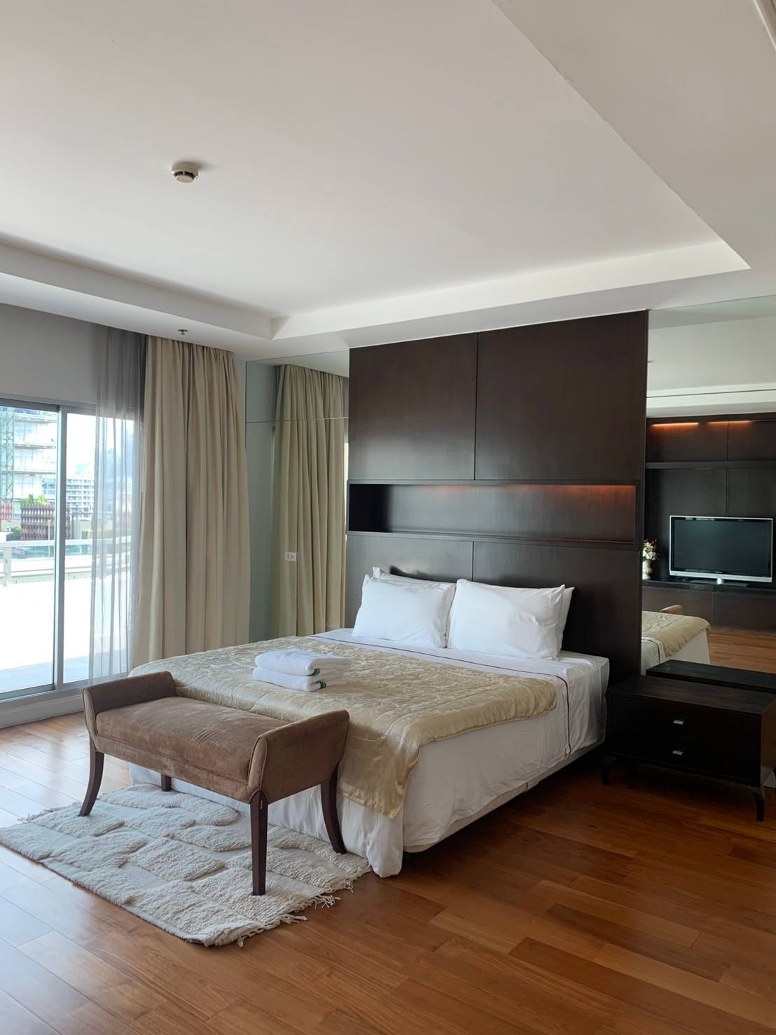 5-Bed, 4-Bath, 385 sqm Duplex Penthouse at Royal Residence Park for Rent near Lumphini MRT, 250,000 THB/month