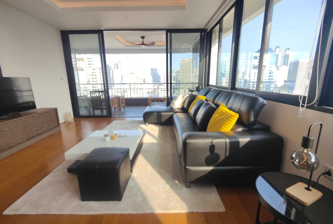 Spacious 2-bed 115 SQM condo at Lake Green, 20th floor, fully renovated, park view. Rent 85K/month. Move-in ready. Contact now for a viewing!