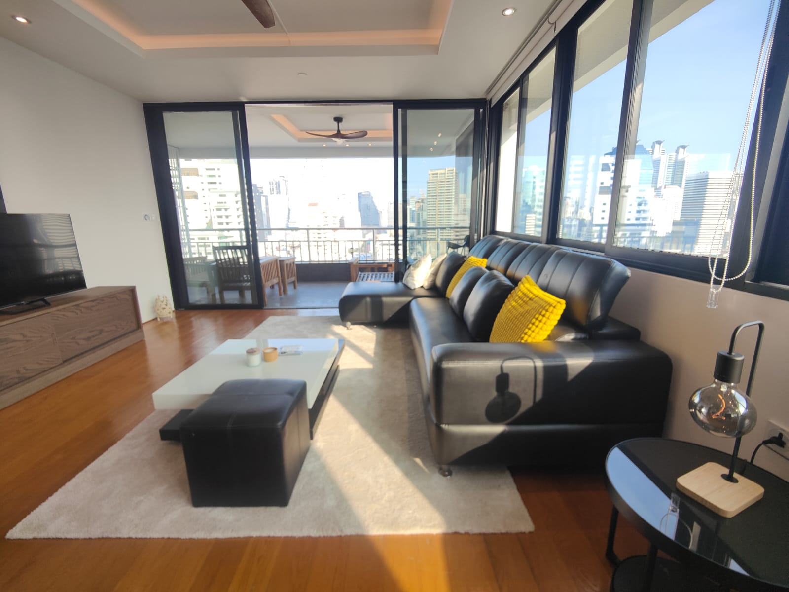 Spacious 2-bed 115 SQM condo at Lake Green, 20th floor, fully renovated, park view. Rent 85K/month. Move-in ready. Contact now for a viewing!
