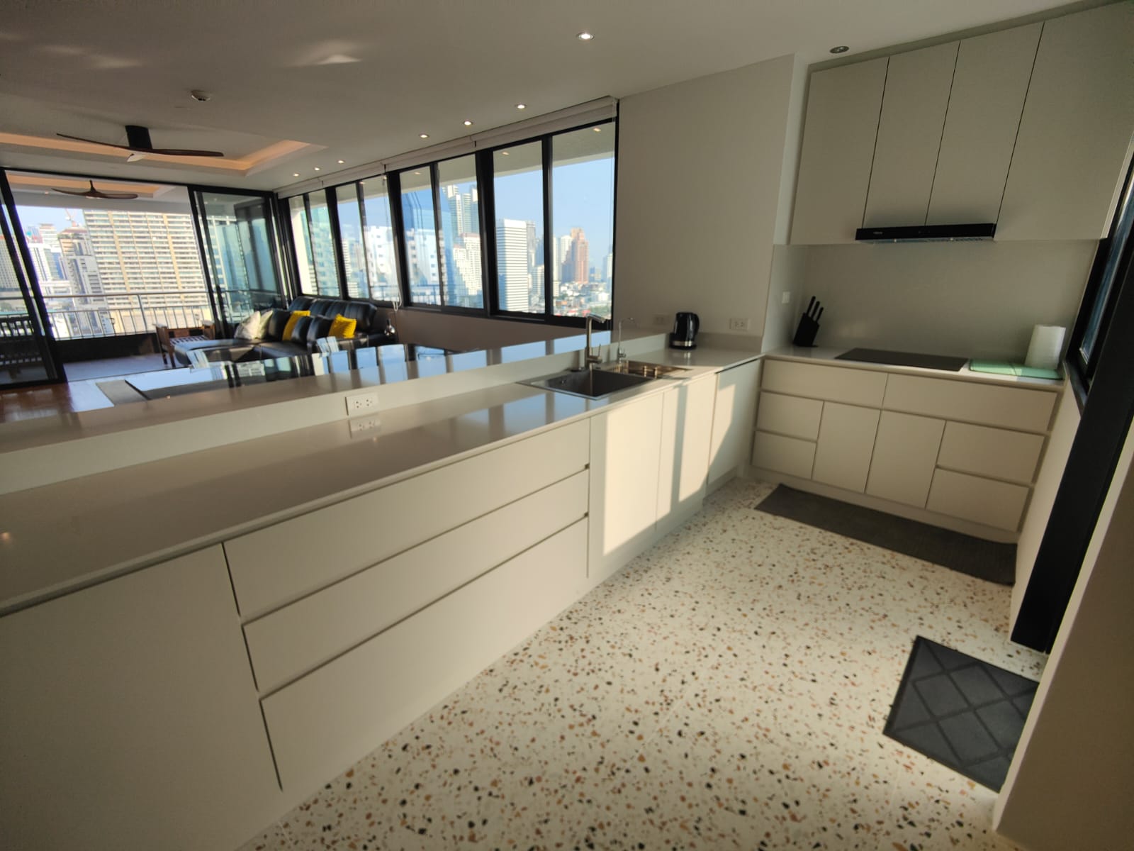 Spacious 2-bed 115 SQM condo at Lake Green, 20th floor, fully renovated, park view. Rent 85K/month. Move-in ready. Contact now for a viewing!