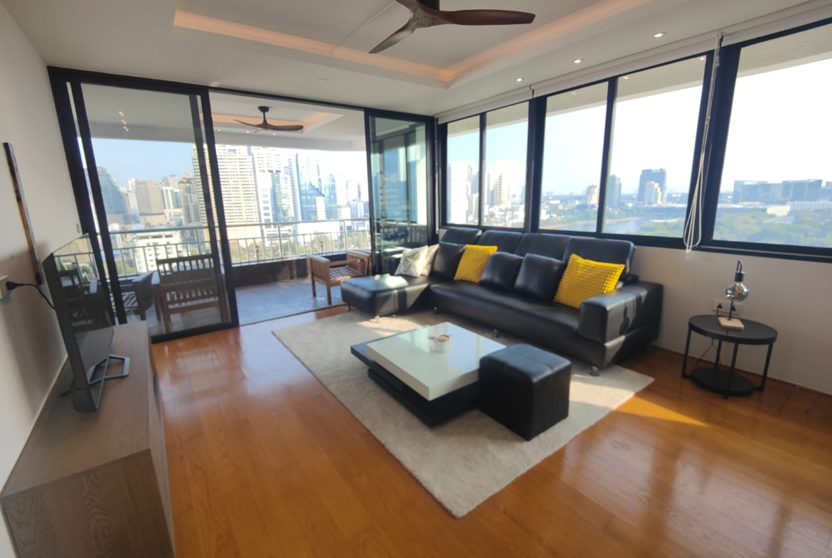 Spacious 2-bed 115 SQM condo at Lake Green, 20th floor, fully renovated, park view. Rent 85K/month. Move-in ready. Contact now for a viewing!