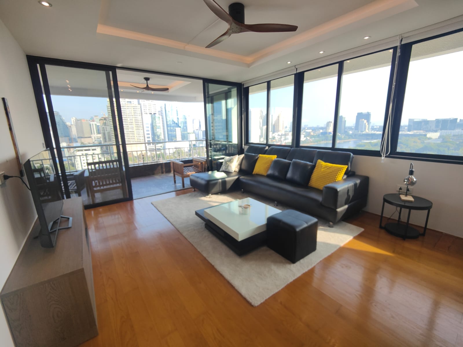 Spacious 2-bed 115 SQM condo at Lake Green, 20th floor, fully renovated, park view. Rent 85K/month. Move-in ready. Contact now for a viewing!